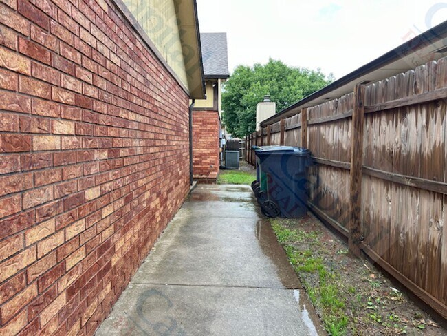 Foto del edificio - 6717 W Britton Rd