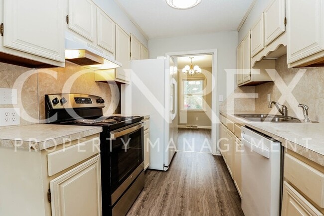 Building Photo - Spacious 3 Bedroom