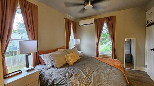 Cómoda cama principal, con armario de tamaño completo, cómoda cama tamaño queen y aire acondicionado mini-split. - 502 Arbutus Ave SE