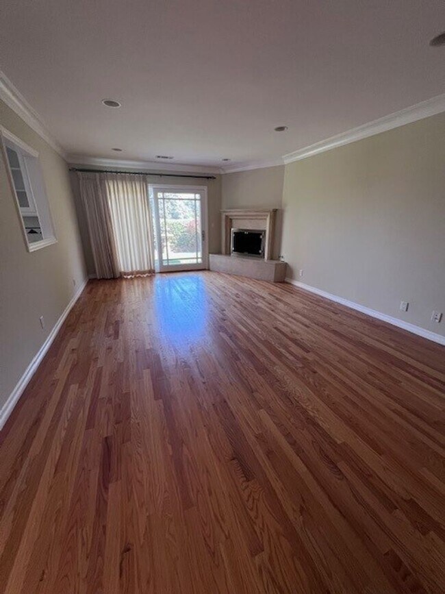 Building Photo - Charming 3 bedroom/ 2 bath single-family home