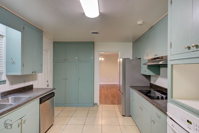 Building Photo - 2829 Doles Pl