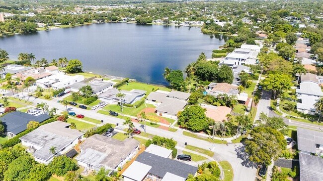 Foto del edificio - 1961 NE 188th St