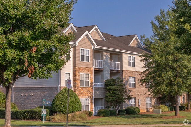 hillcrest-towne-center-apartments-under-1-200-winston-salem-nc