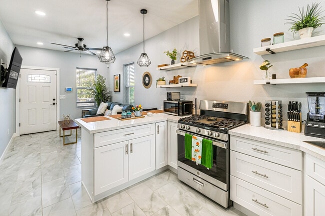 Building Photo - 226 E 10th St