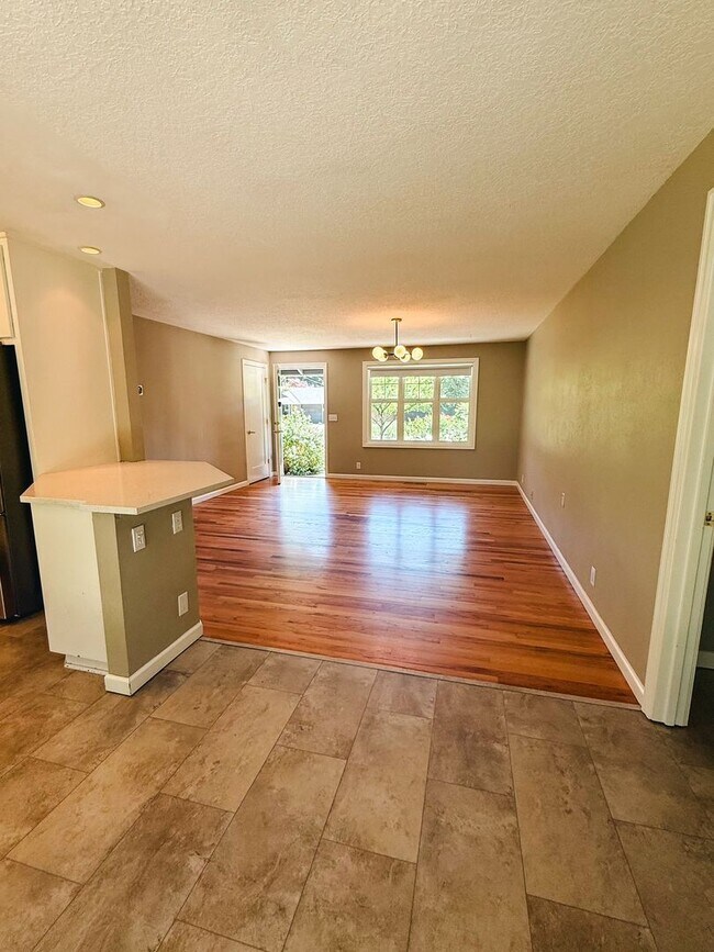 Foto del edificio - Beautifully Remodeled One Level 3Bedroom, ...