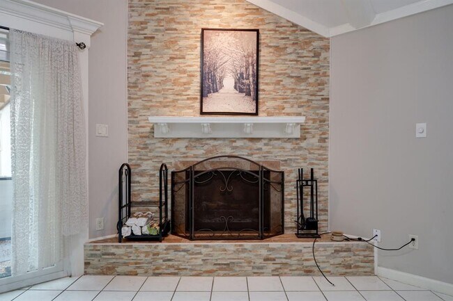 Foto del edificio - 2912 Camelot Ln