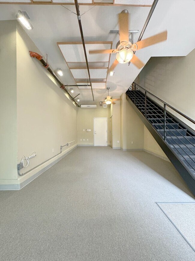 Foto del edificio - Live & Work Industrial Art Loft with Two C...