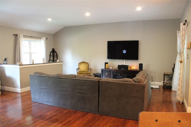 Building Photo - 5 Meadowfield Ln