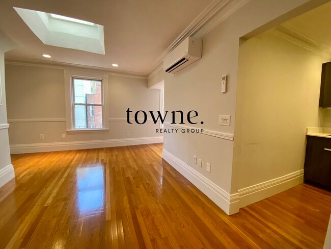 Building Photo - 215 Newbury St