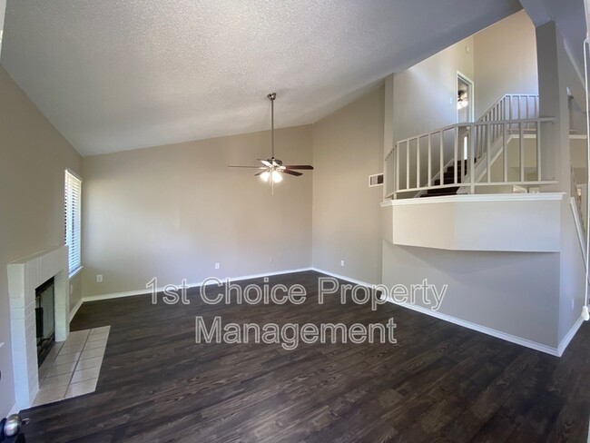 Foto del edificio - 1104 Cloudcrest Ct