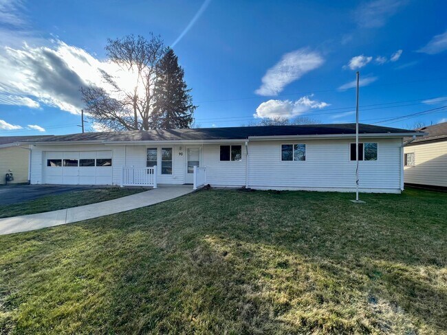 Foto del edificio - Expansive 4-Bedroom, 2-Bath Home Offering ...