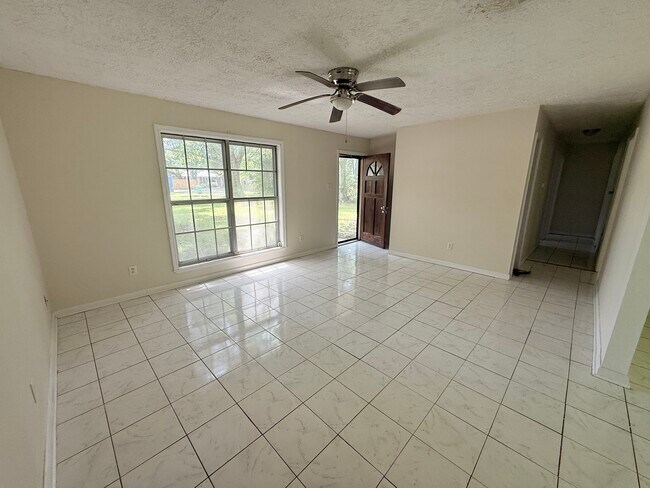 Foto del edificio - 7700 Elder Ferry Rd