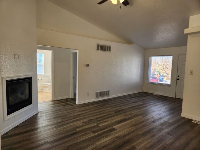 Foto del edificio - ALL PROSPECTIVE TENANTS MUST SUBMIT A $58 ...