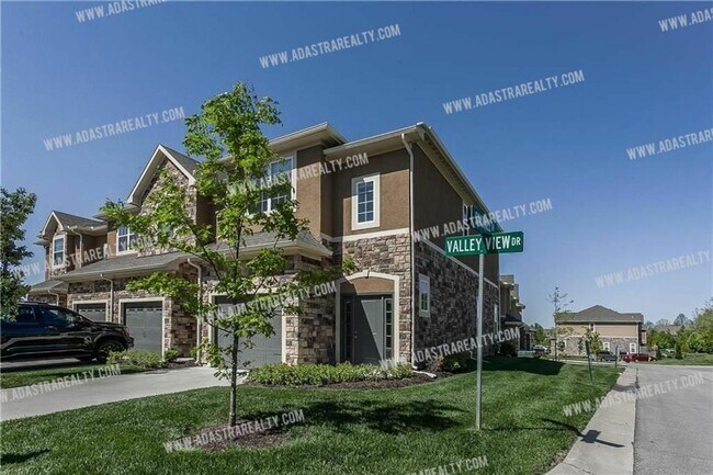 Foto del edificio - Like New Blue Valley Townhome-Available NOW!!