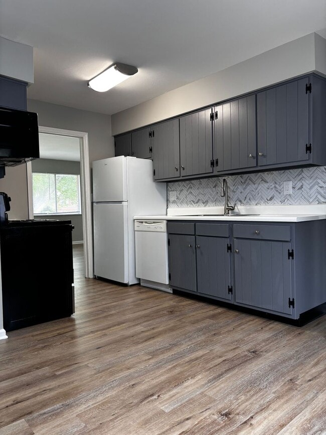 Building Photo - 3030-3032 Creekview Cir