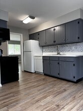 Building Photo - 3030-3032 Creekview Cir