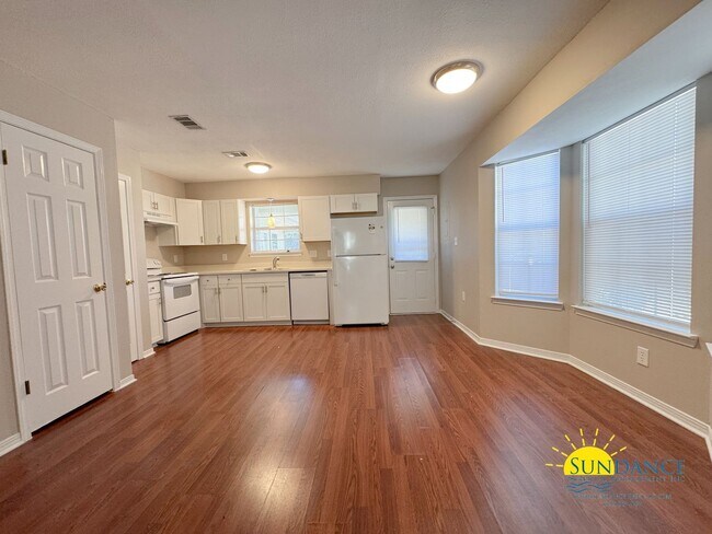 Foto del edificio - Charming 1BR Townhouse with Community Pool...