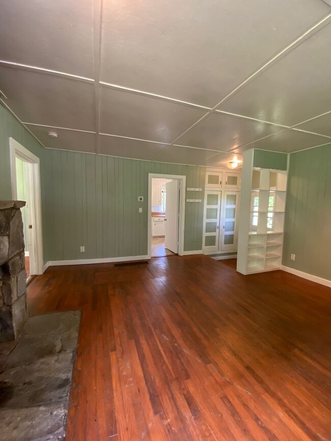 Building Photo - Fairview - Charming One Bedroom Cottage at...