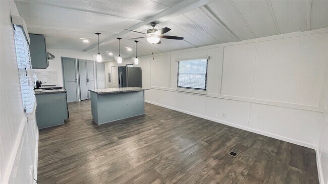 Foto del edificio - 21615 Erika Ct