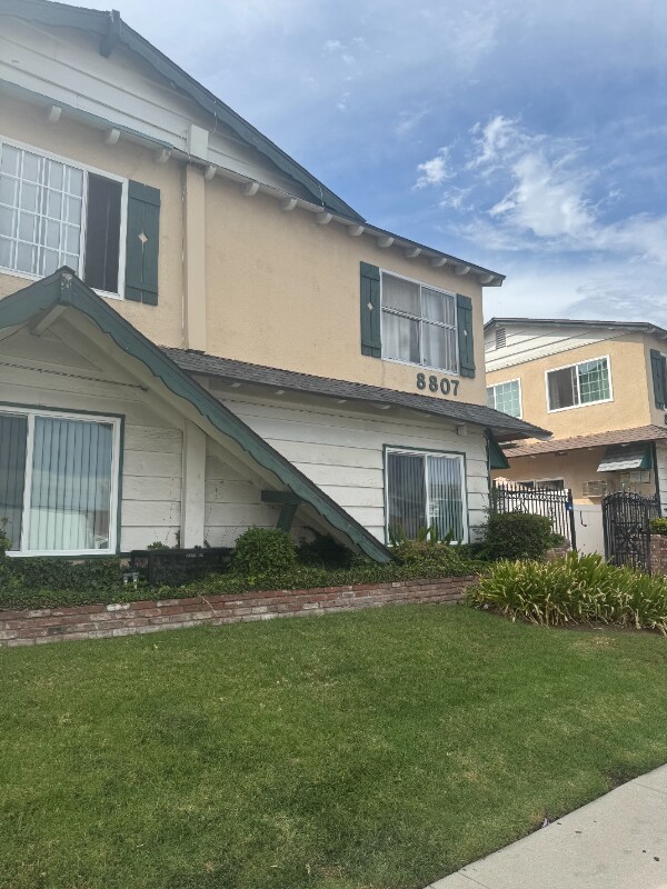 Building Photo - 8757 Owensmouth Ave