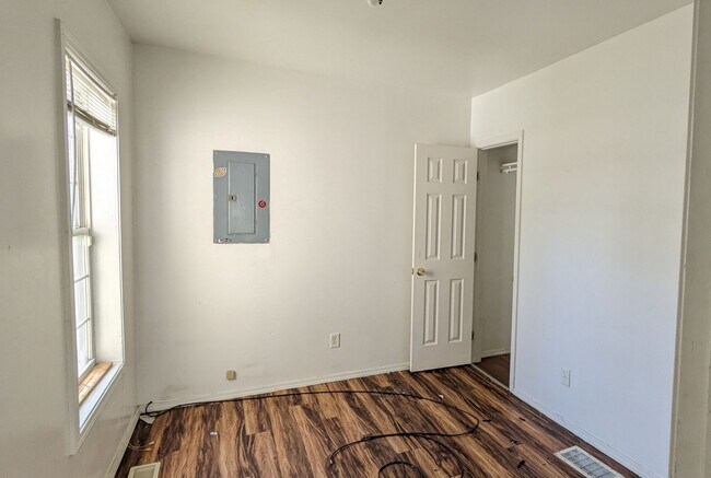 Foto del edificio - 174 McLaughlin Ave