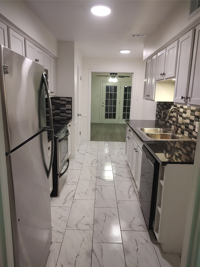 Building Photo - 13150 Trail Hollow Dr