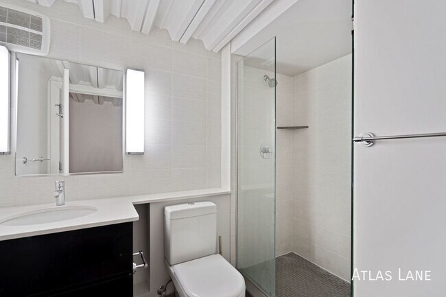 Building Photo - High End, Spacious 1 Bed/ 1 Bath in NW