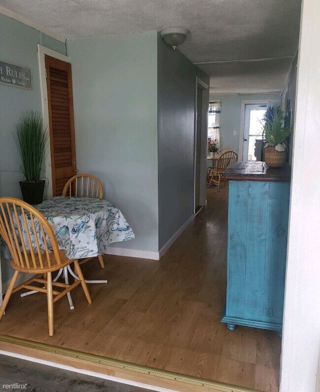 Building Photo - 2 br, 1 bath Duplex - 71 Swan Ave  Cottage...