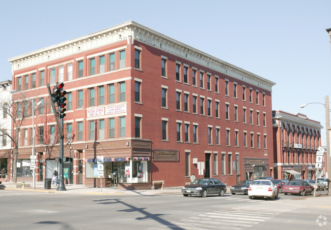 Building Photo - 460-470 Main St