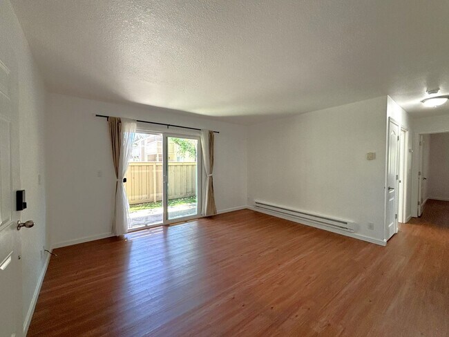 Building Photo - 2 Bed 1 Bath Condo for lease in Fremont!