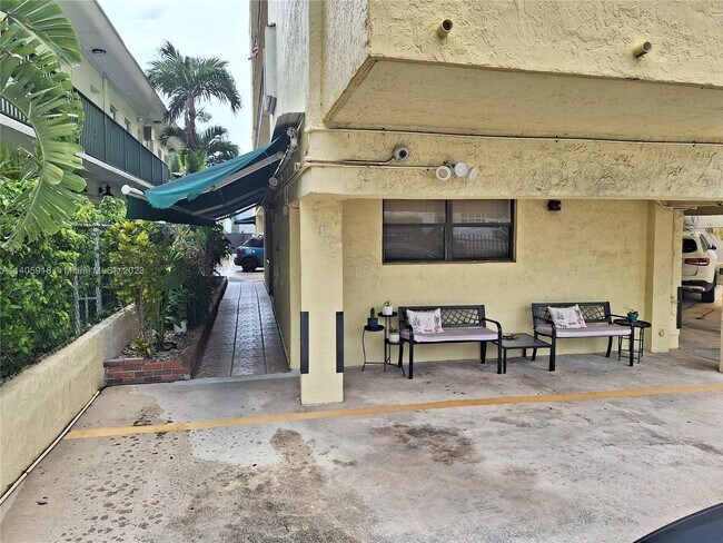 Building Photo - 1334 Collins Ave