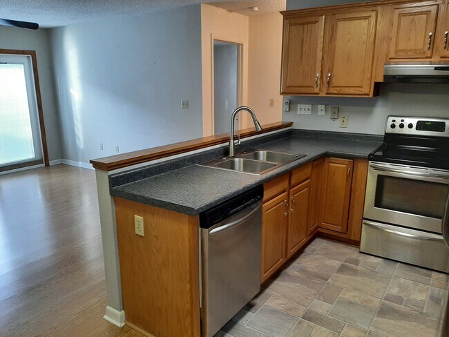 Building Photo - 582 Moull St