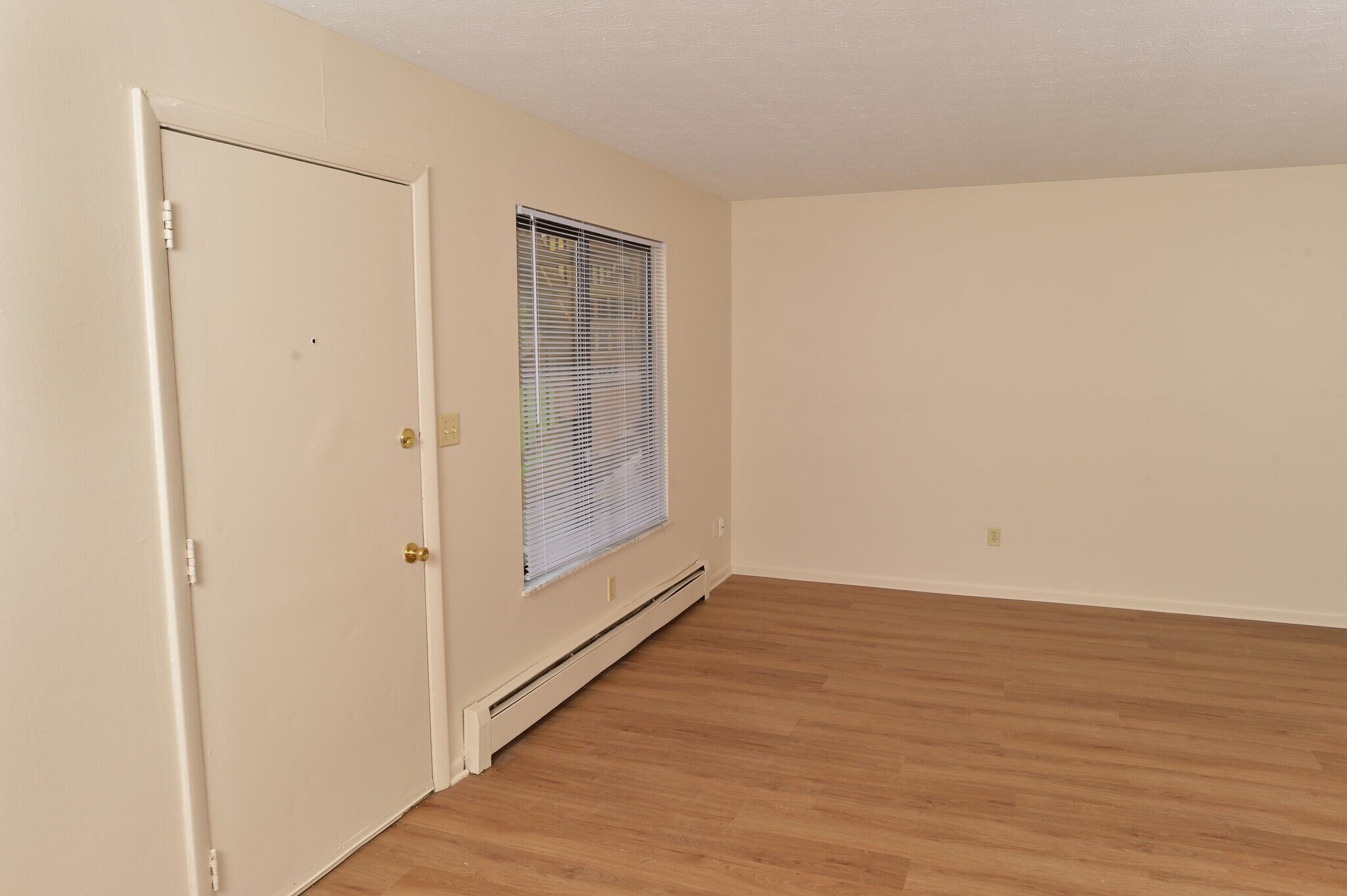 Meadowbrook Lake Apartments – photo 3