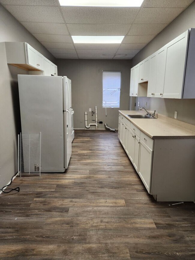 Foto del edificio - 5 br, 1 bath House - 935 W. COLLEGE AVENUE