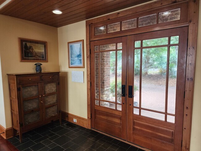Building Photo - Fully Furnished Lakefront Home