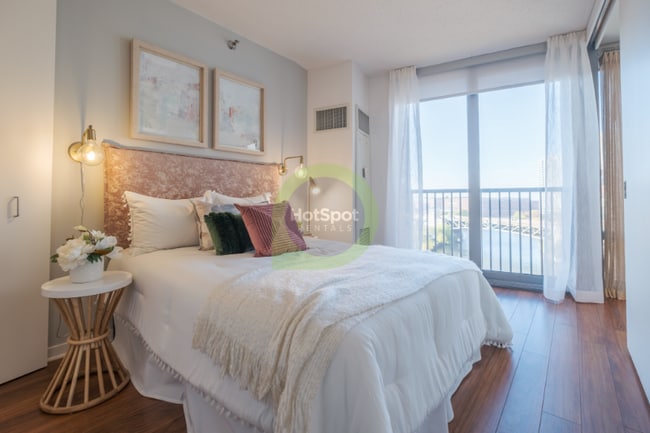 Building Photo - 504 W Grand Ave