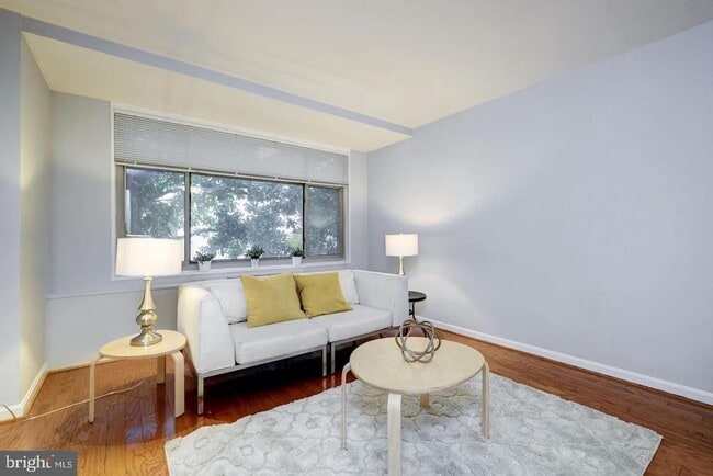 Foto del edificio - 2401 H St NW