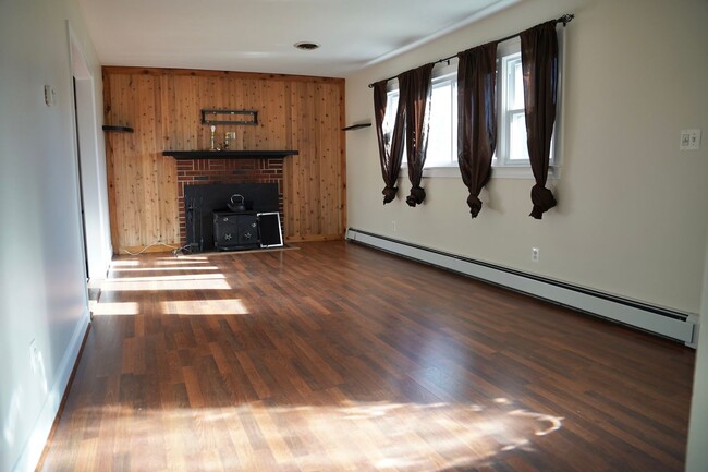 Building Photo - Picturesque 3 BR/2 BA Single Family Home C...