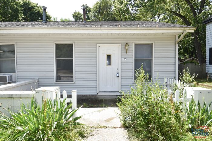 Primary Photo - Buchanan Duplex Close to Downtown