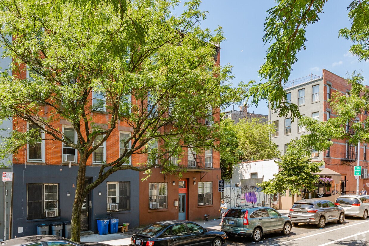 Building Photo - 870 Bergen St