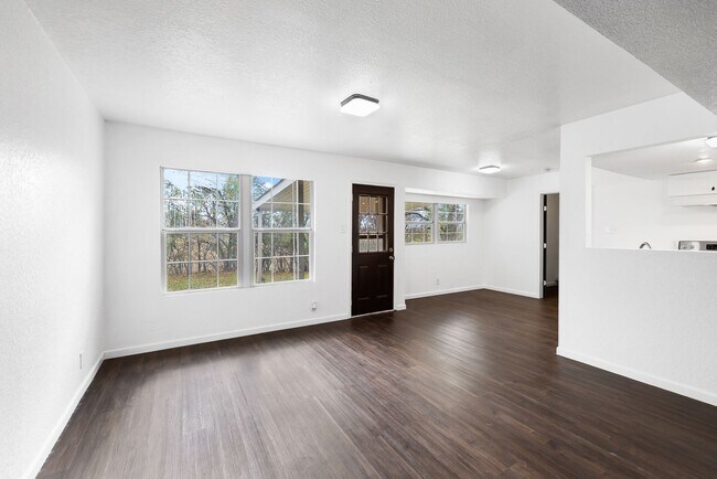 Building Photo - Modern Elegance Meets Classic Charm: Stunn...