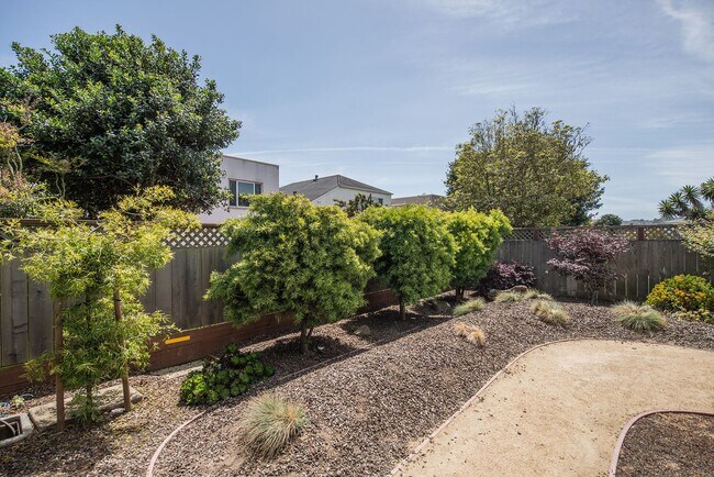 Building Photo - 3 Bed, 1.5 Westlake Detached Doelger Unfur...