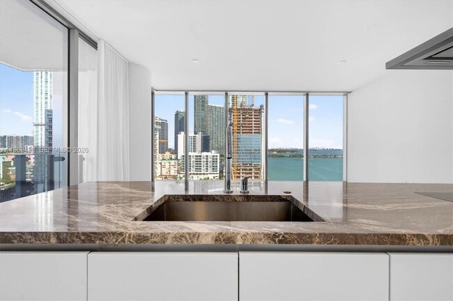 Building Photo - 700 NE 26th Terrace