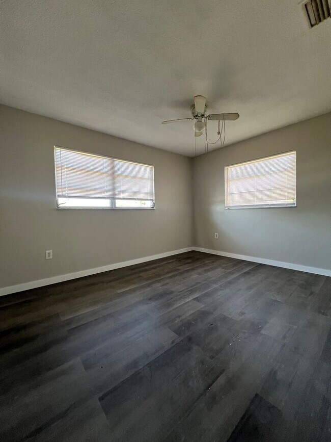 Foto del edificio - $1,350 ** Annual Lease ** 2 Bedroom / 1 Ba...