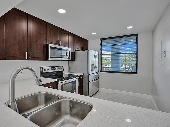 Foto del edificio - 1512 Whitehall Dr