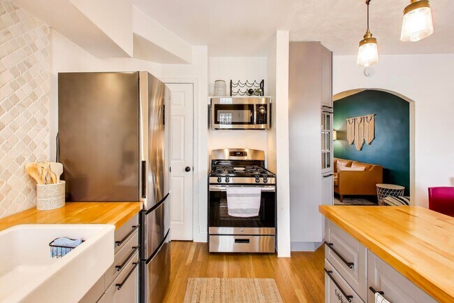 Building Photo - Charming 2 BD + 1 FB brick row house ready to welcome you home!