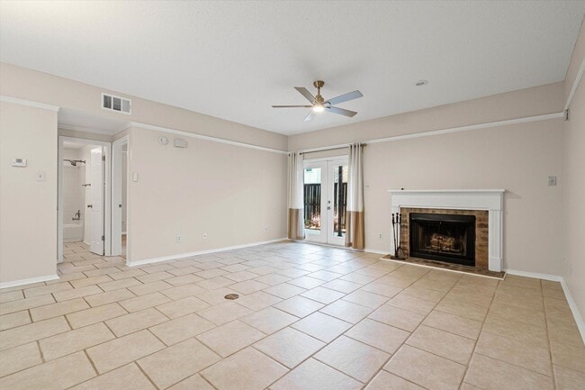 Building Photo - Convenient Grelot Rd Condo