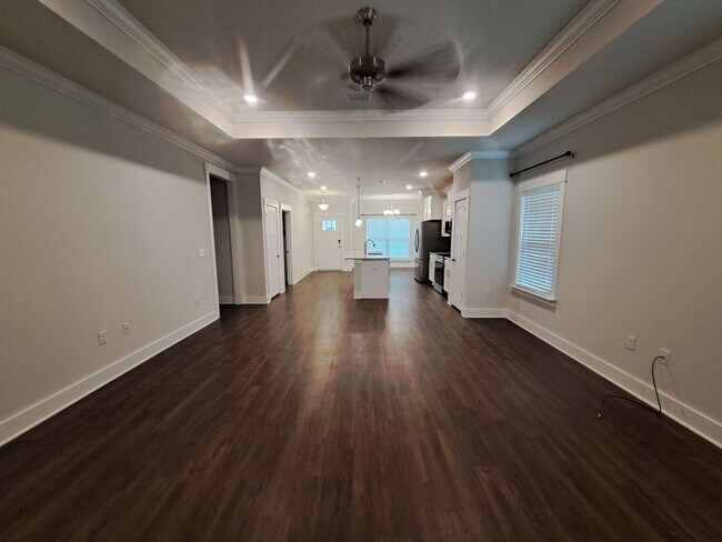 Building Photo - Nearly new 3R/2BA home close to I10 and Na...
