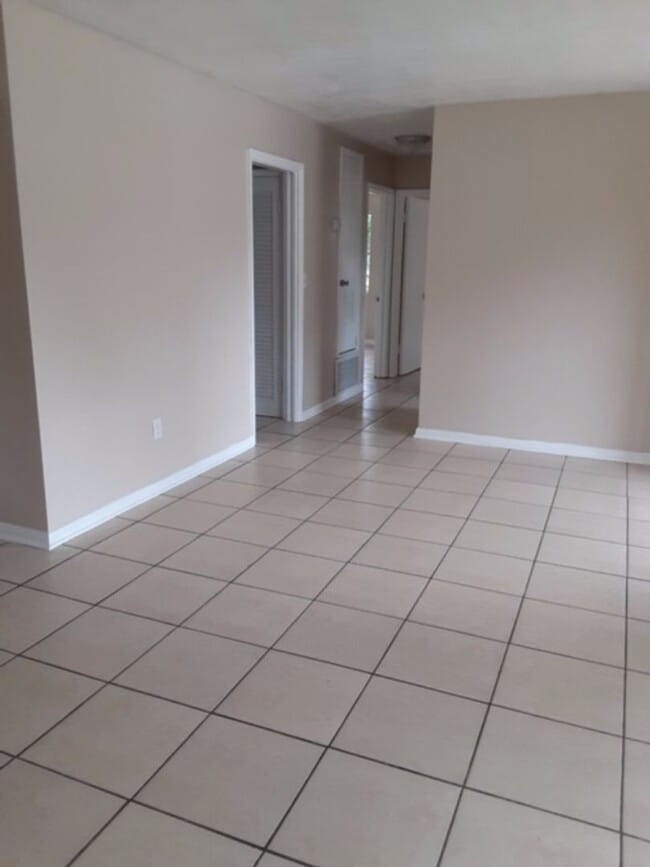 Building Photo - 3 Bed 1 Bath Home | Pet Friendly | Washer ...