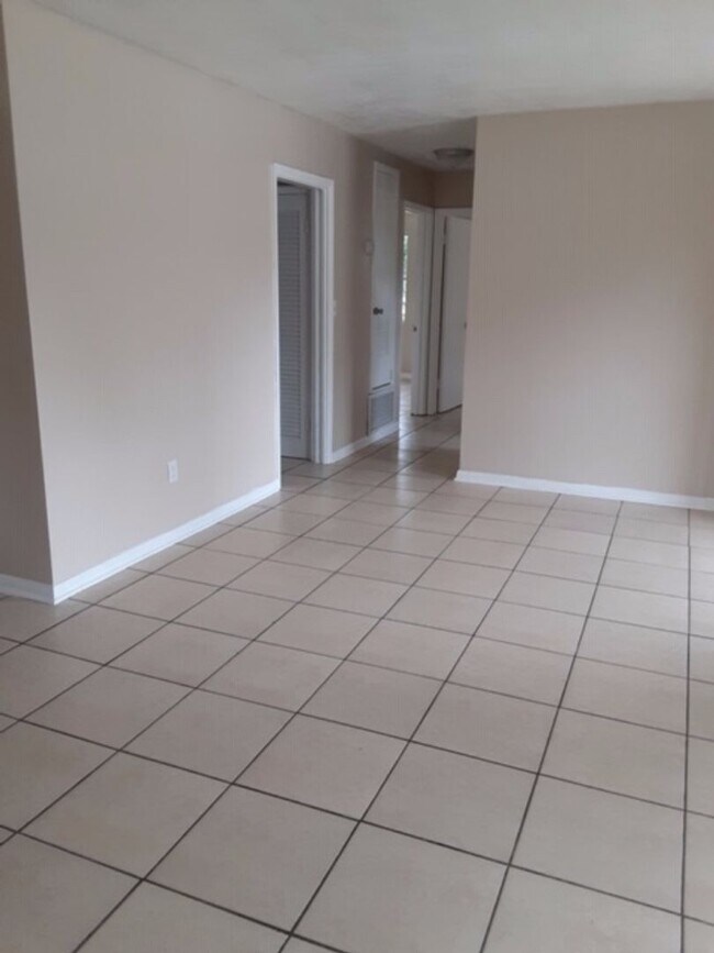 Foto del edificio - 3 Bed 1 Bath Home | Pet Friendly | Washer ...